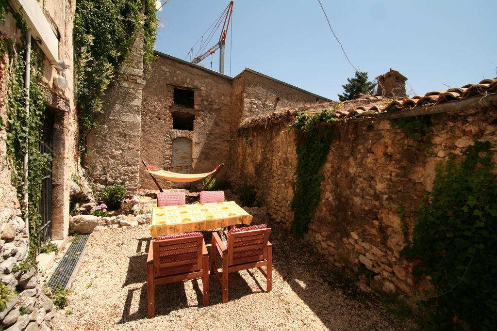 Aparthotel Sotto Il Castello Gagliano Aterno Exterior foto